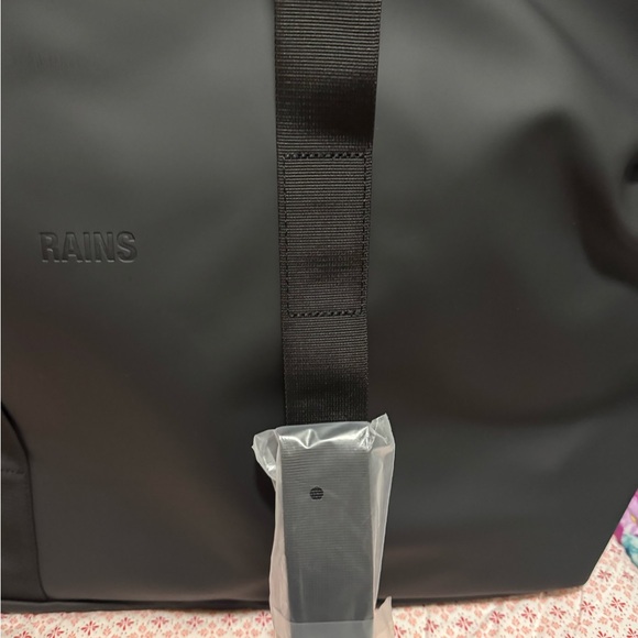 NWT Rains Hilo Black Weekend Bag - Picture 3 of 7